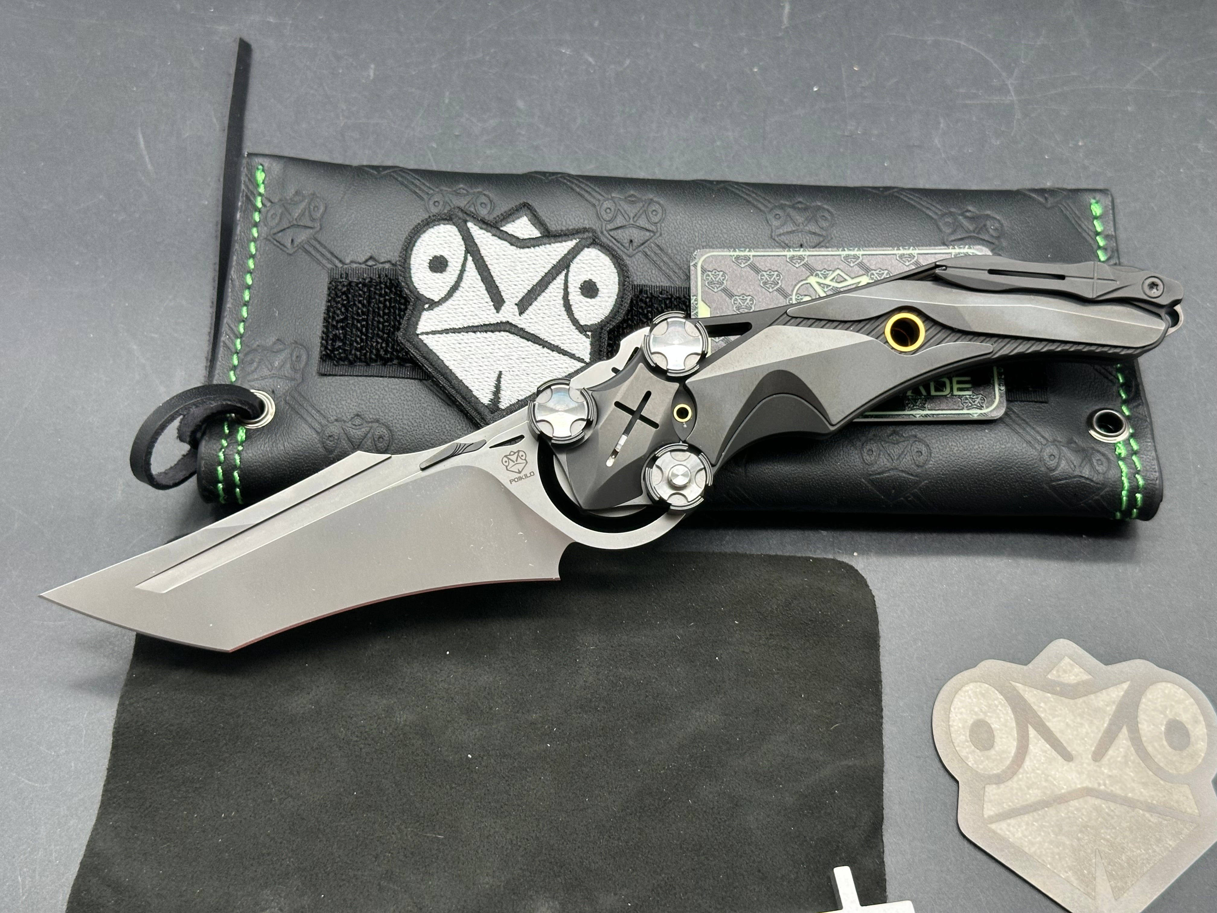 POIKILO / MUNDUS KNIFE BLACK TITANIUM HANDLE M398 PLAIN EDGE PEARLESCENT STONEWASH FINISH MUNDUS-PENITENTIA - S1