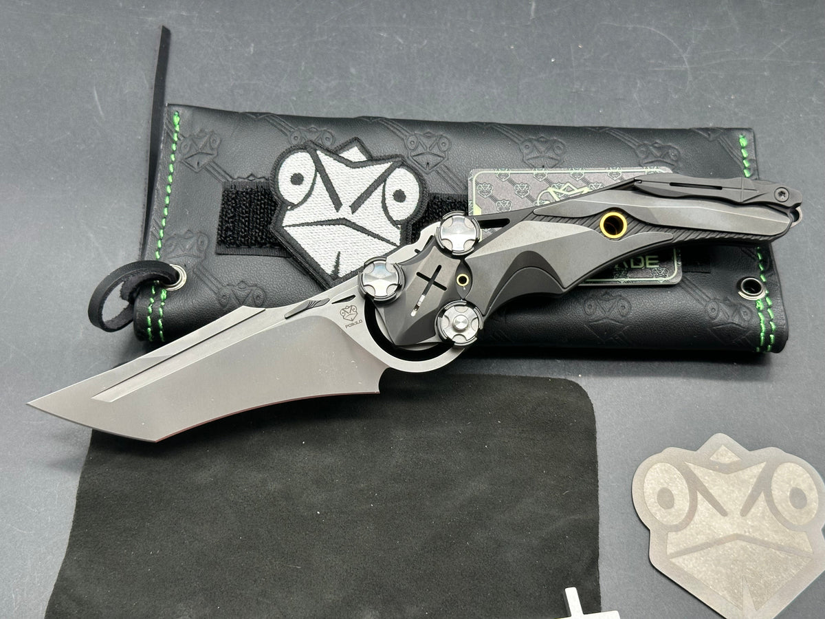 POIKILO / MUNDUS KNIFE BLACK TITANIUM HANDLE M398 PLAIN EDGE PEARLESCENT STONEWASH FINISH MUNDUS-PENITENTIA - S1